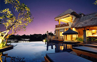 kolam renag dan lobby biyukukung suite ubud
